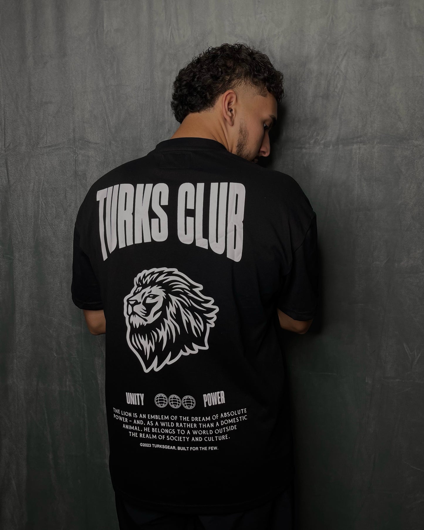 A LION'S WORLD TEE IN BLACK