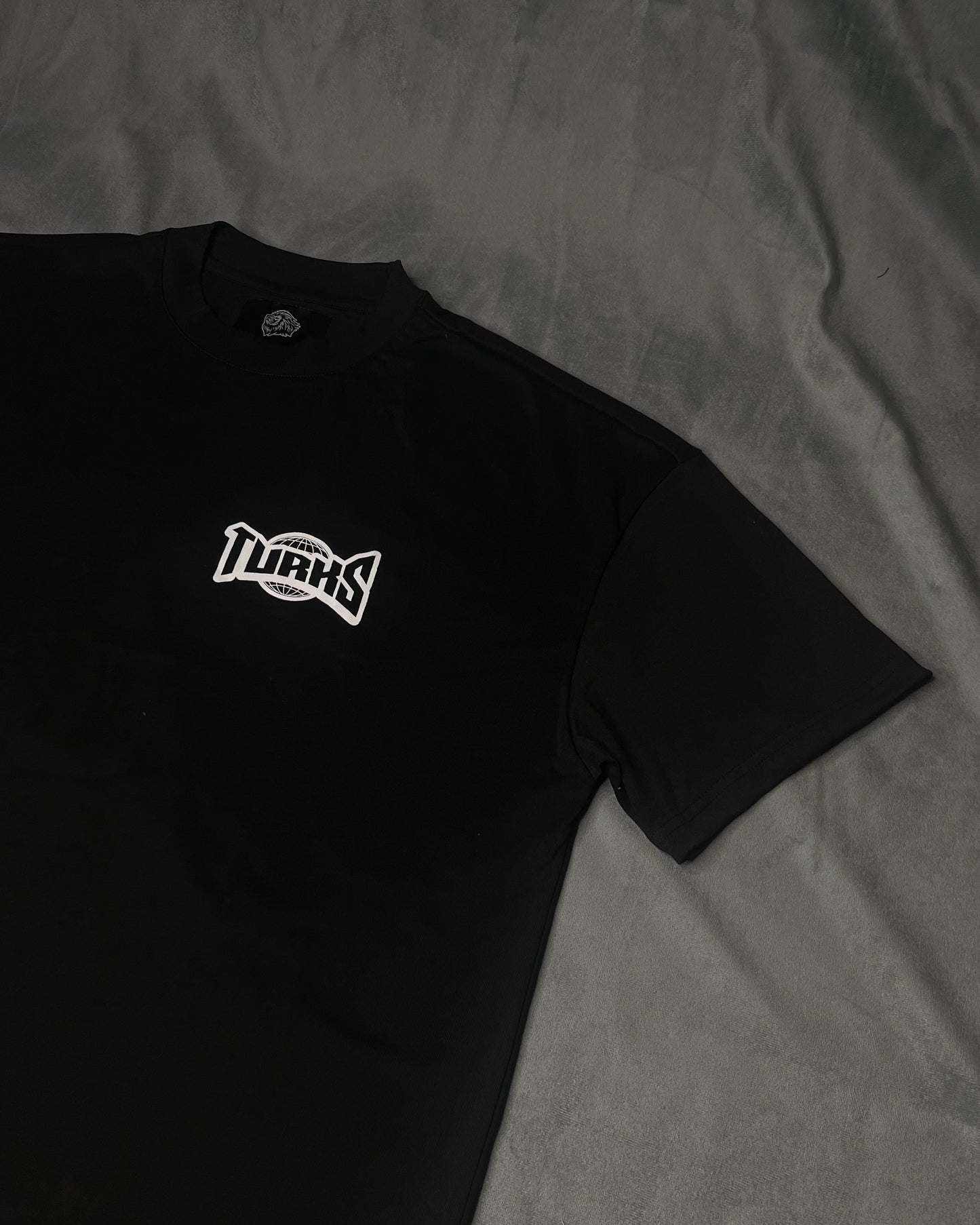 A LION'S WORLD TEE IN BLACK
